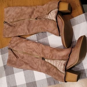 Light brown size 9.5 boots